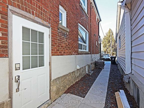 2nd image of 15 Denison Rd W