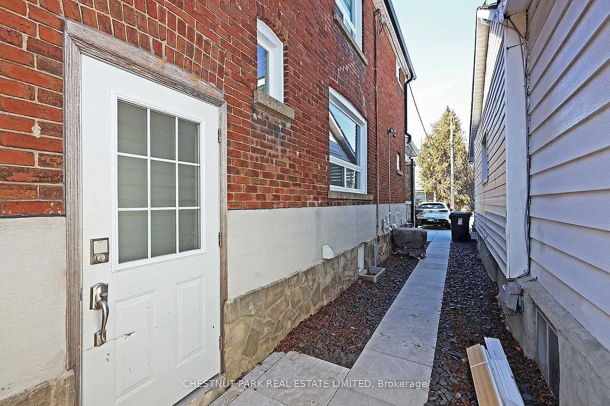Building Photo - 15 Denison Rd W