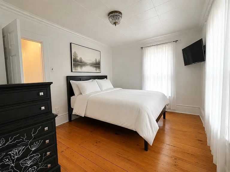 402 Whitney Ave — Photo 10