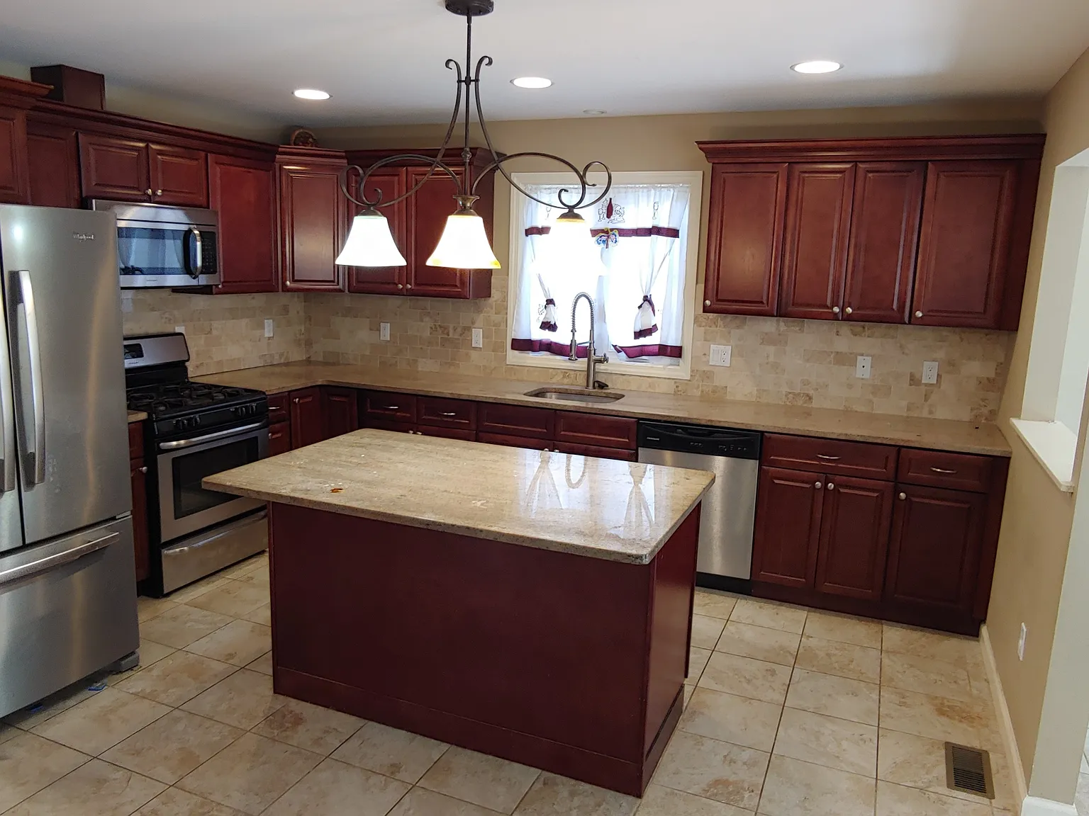 4 bed, 2.5 bath, 2470 sqft, $4,500 — Photo 3