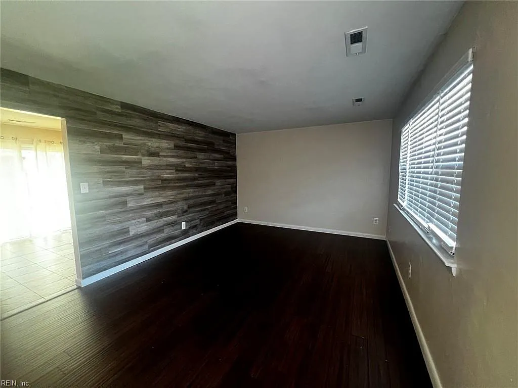 2741 Colonial DR — Photo 2