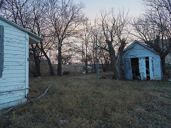 3rd image of 319 W Illinois Ave