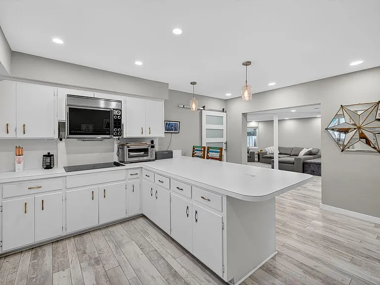 1570 NE 30th Pl — Photo 19