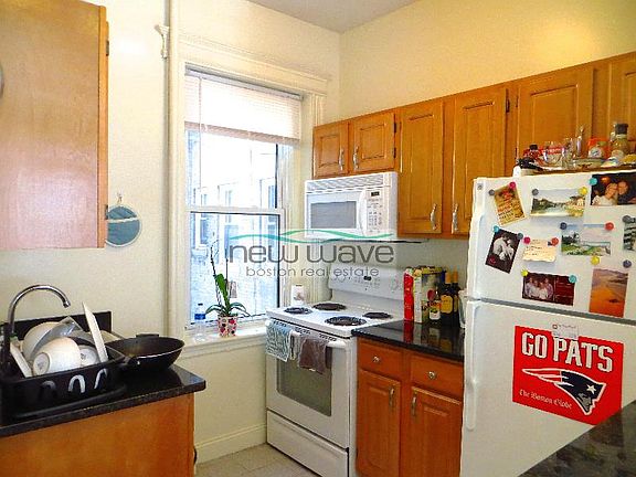 5th image of 32 Queensberry St APT 14
