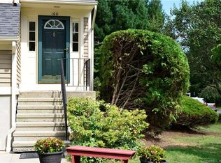 100 Paugusett Cir, Trumbull, CT 06611