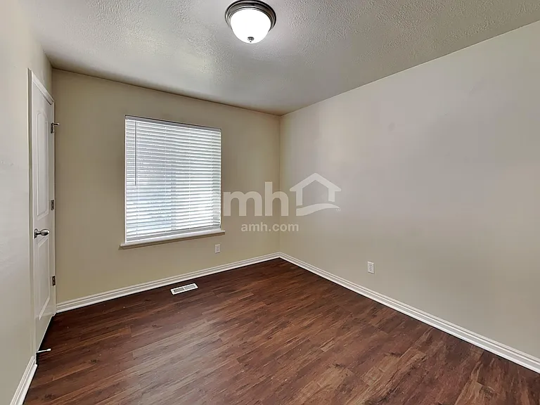 1444 S 50 W — Photo 10