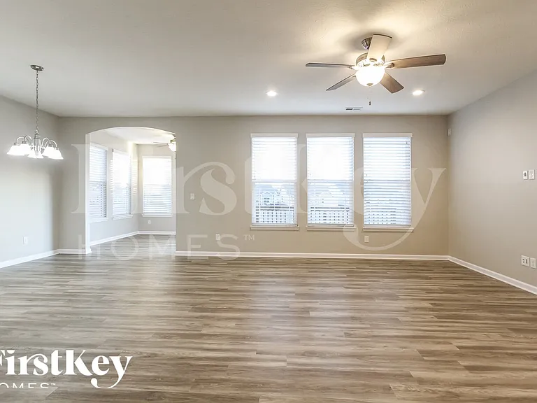 1341 Blackthorne Trl N — Photo 2