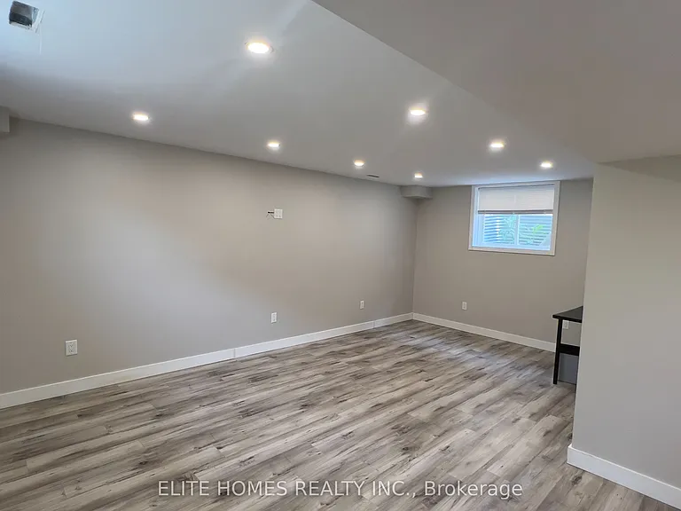 1942 Foxridge Cres — Photo 22