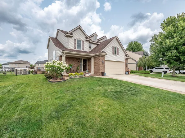 9002 Birch Pointe Dr, Newport, MI 48166