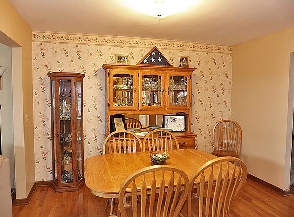3rd image of 122 Stratford Ct