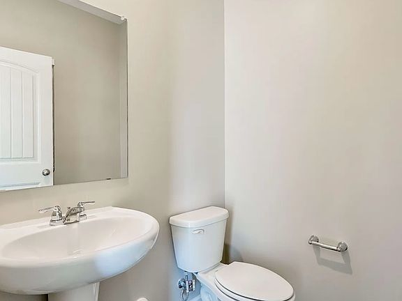4th image of 1001 Park View Dr