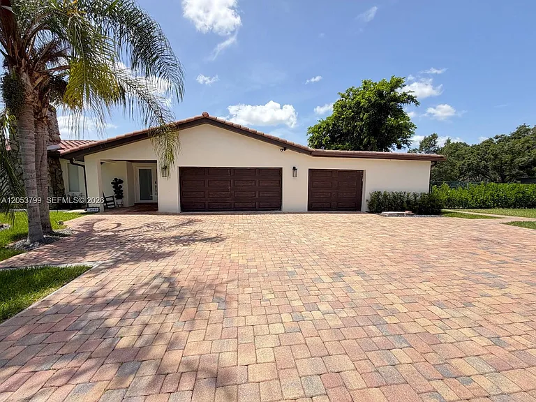 10950 SW 40th Ct — Photo 2