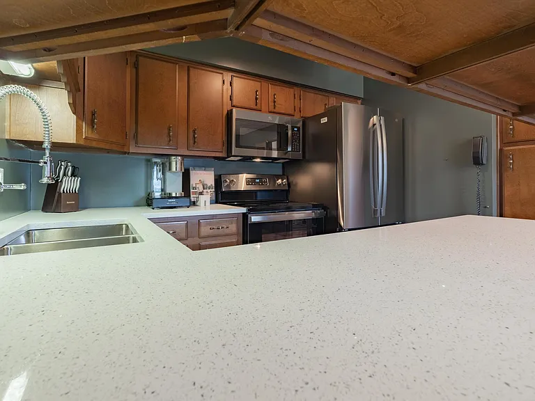715 Leeson Ave — Photo 9