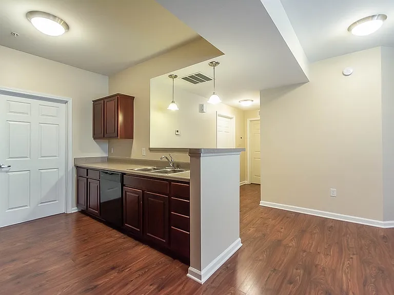 Tenth & College Horizons Apartments — Photo 50