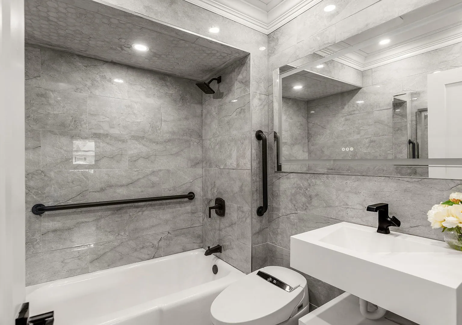 3 bed, 2.5 bath, 2595 sqft, $3,500 — Photo 2