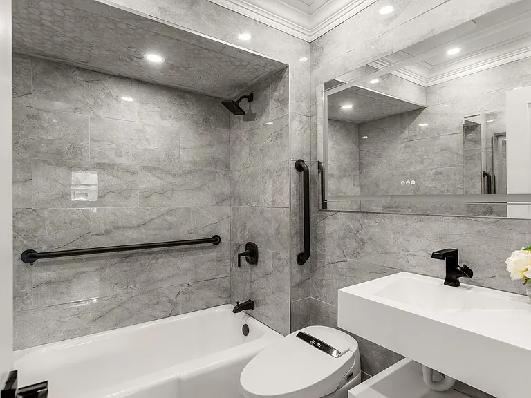 1010 W Elm St — Photo 2