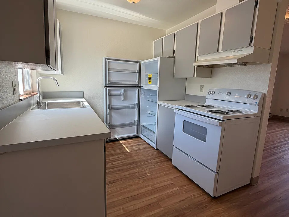 112 SW 3rd Ave #3