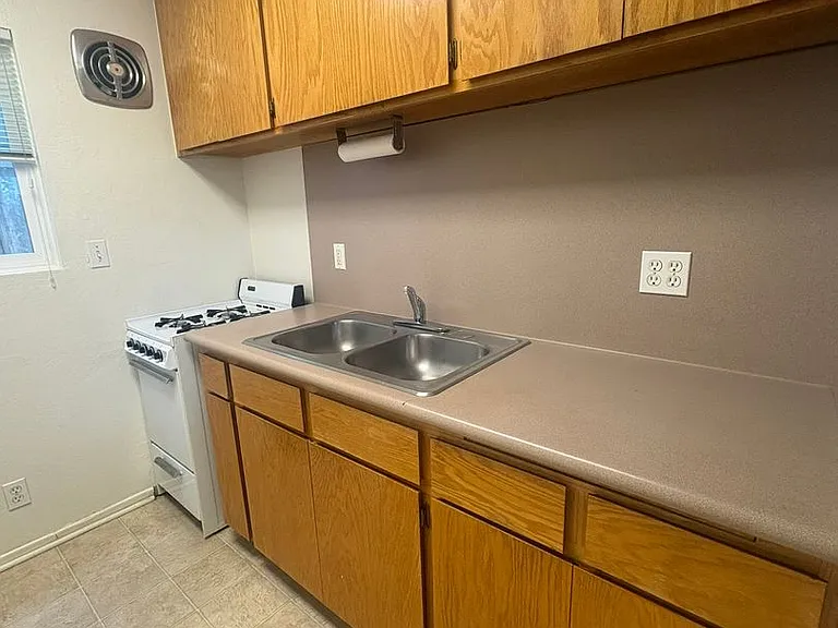 690 Monterey Ave — Photo 5