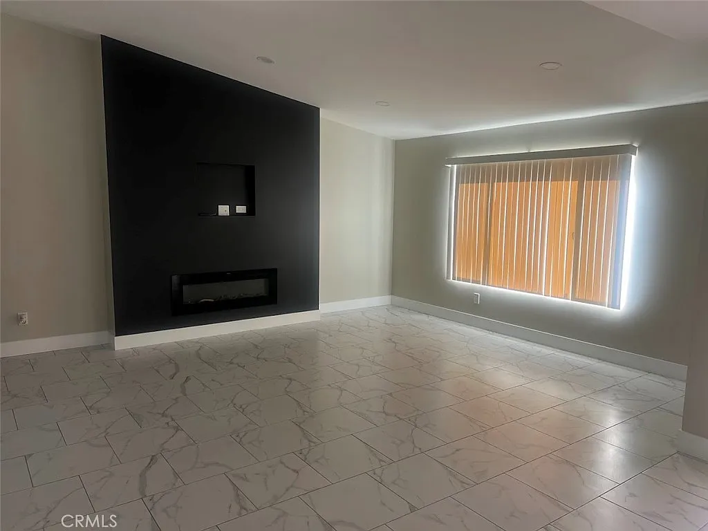 3 bed, 1330 sqft, $3,200 — Photo 2