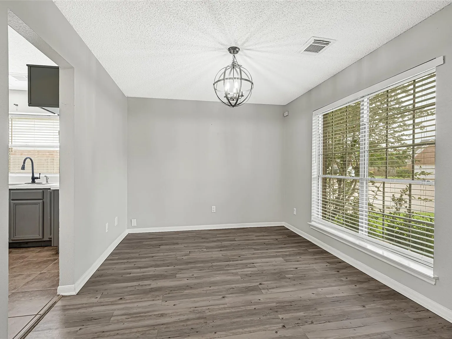 3 bed, 2.0 bath, 1972 sqft, $2,400 — Photo 4