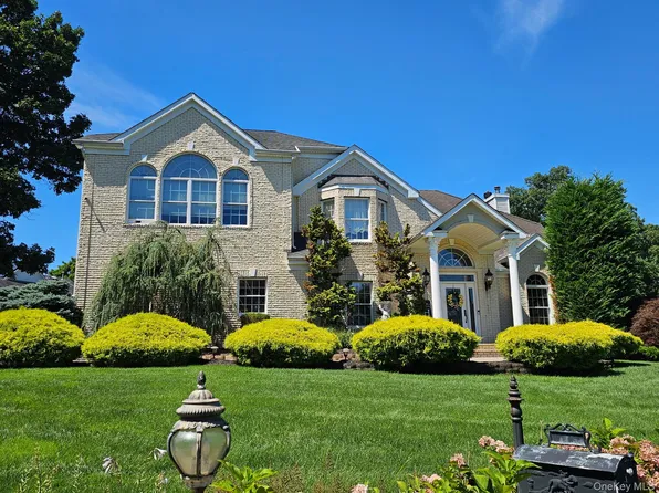 2 Hamilton Place, Lake Grove, NY 11755