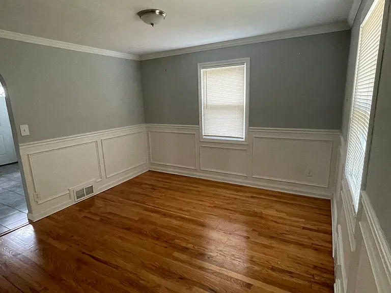 135 Mercer Ave — Photo 5