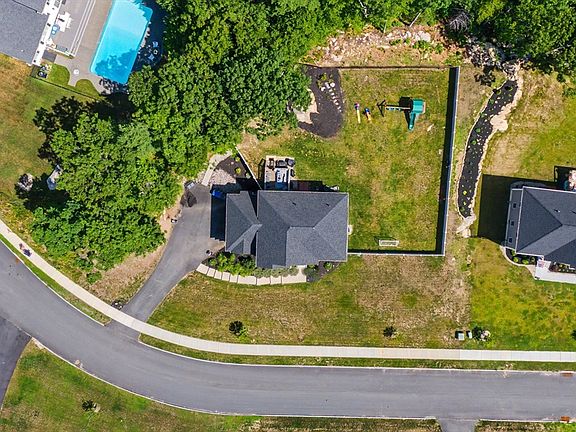 4th image of 377 Rebecca Rd