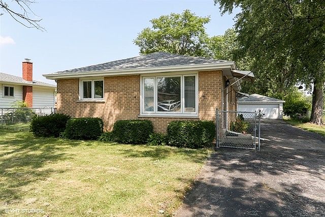 1st image of 1201 Twin Oaks St