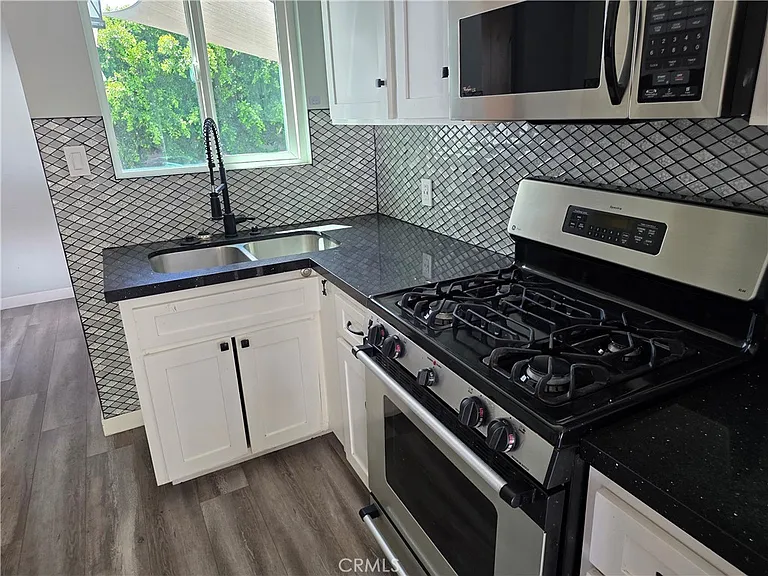 5779 Enfield Ave — Photo 4