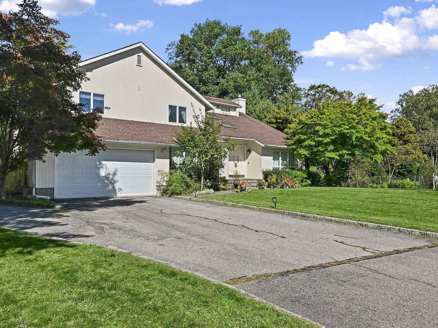 5 bed, 3.5 bath, 3732 sqft, $7,500 — Photo 2