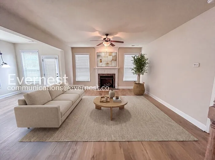 4 bed, 2.5 bath, 2999 sqft, $2,499 — Photo 2