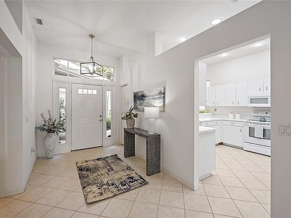 5th image of 547 Fallbrook Dr