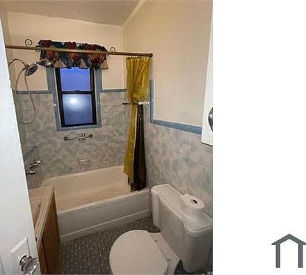 3rd image of 4129 Camellia Ave