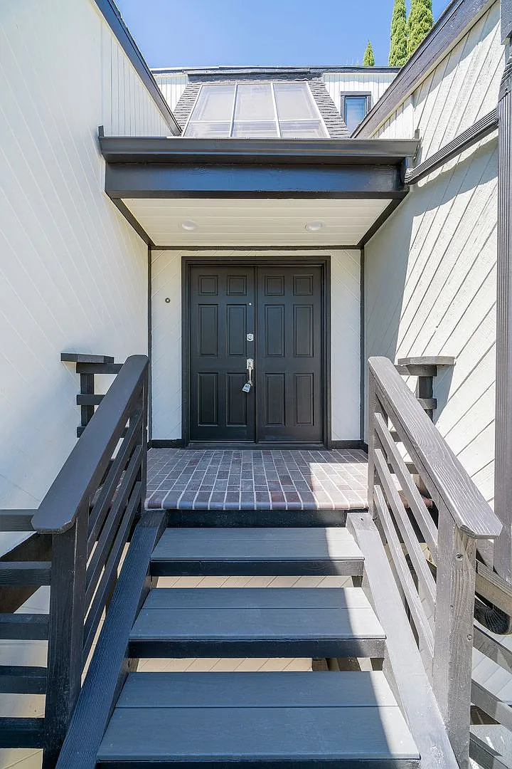 Beautifully Renovated Woodland Hills Home — Photo 3