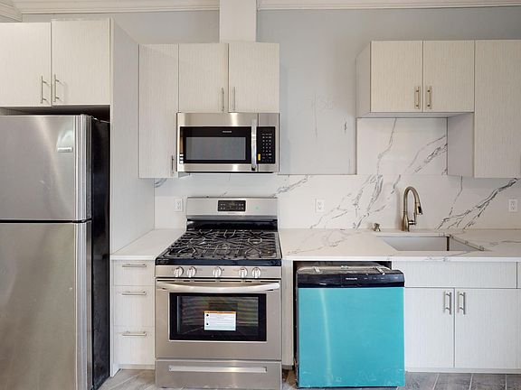 2nd image of 680 Grand St #602eae2f1