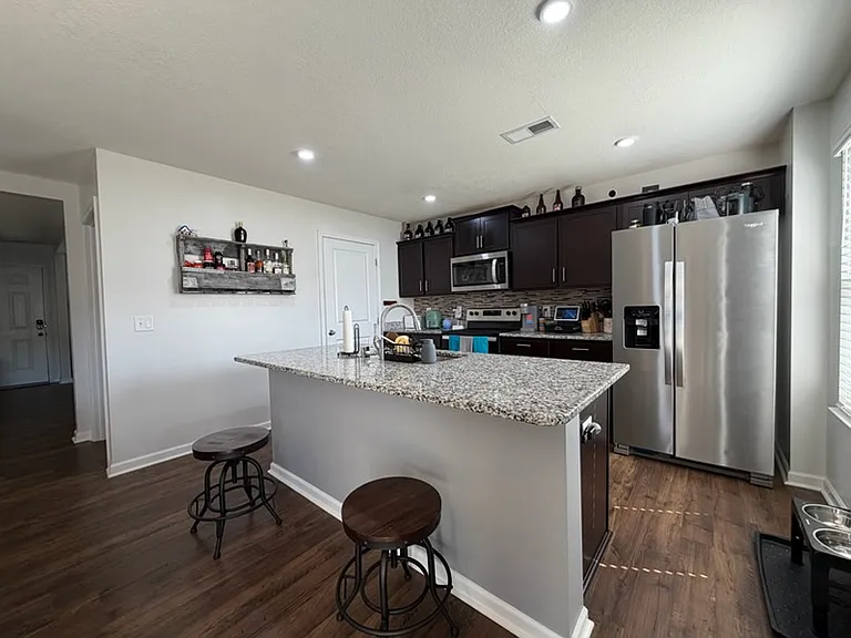 1049 Greenway Dr — Photo 3