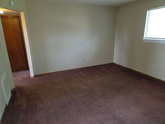 2nd image of 922 W Texas Ave