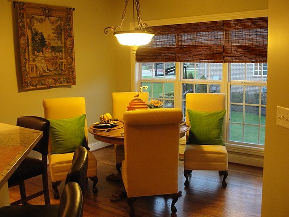 QUAINT DINING NOOK OPEN TO K