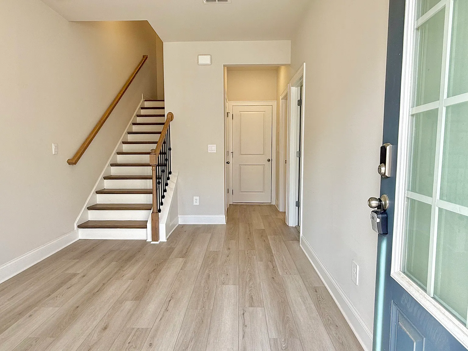 4 bed, 3.5 bath, 2386 sqft, $2,800 — Photo 3