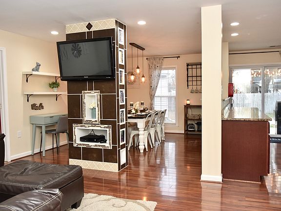 4th image of 305 Harvard Ct