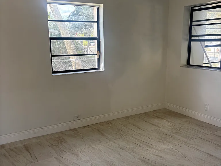 2542 Taft St — Photo 6