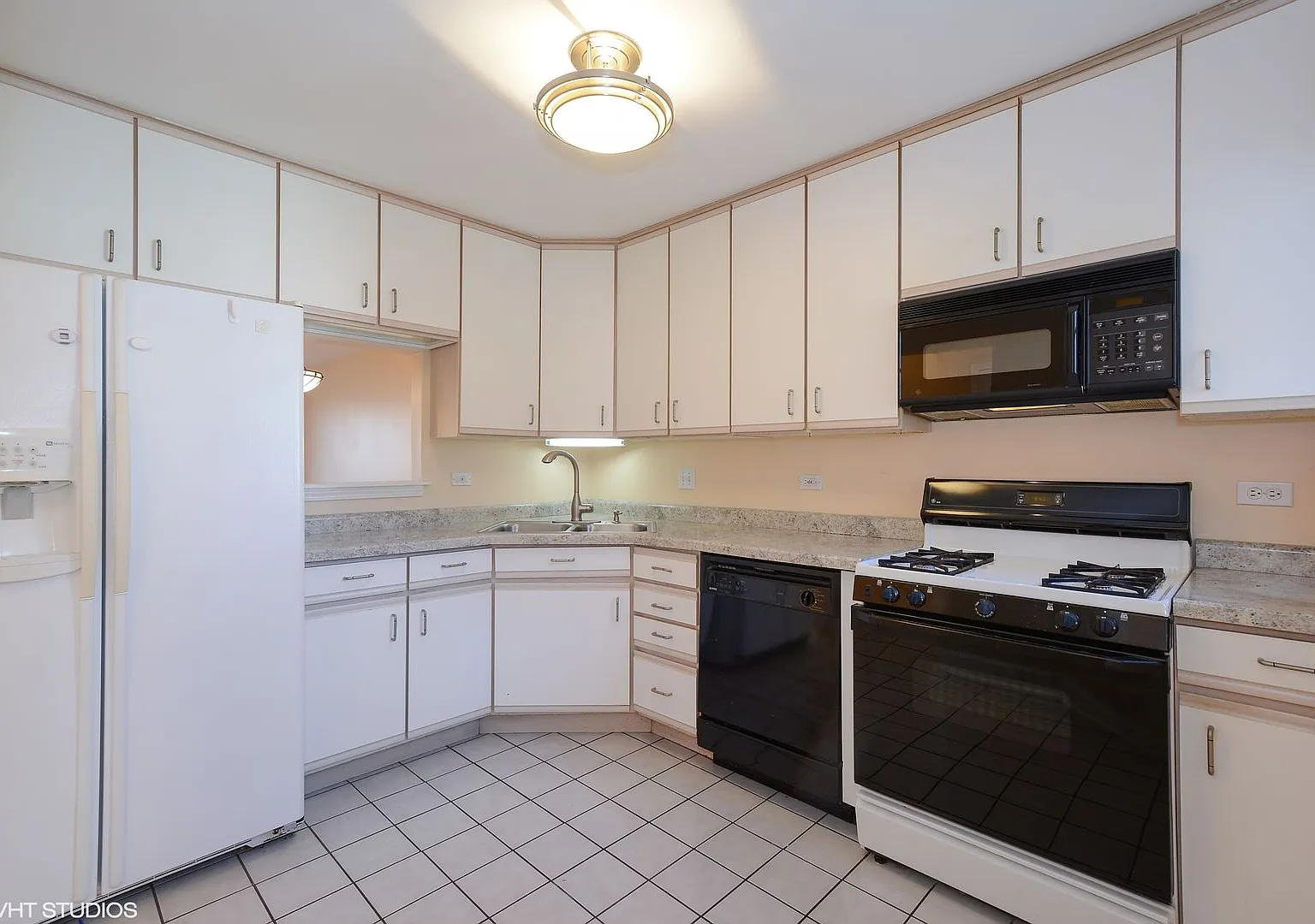 Gorgeous 2 Bedroom Townhome available in Palatine! — Photo 4