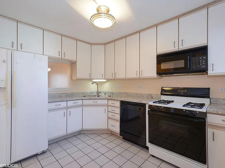 1560 N Saint Marks Pl — Photo 4