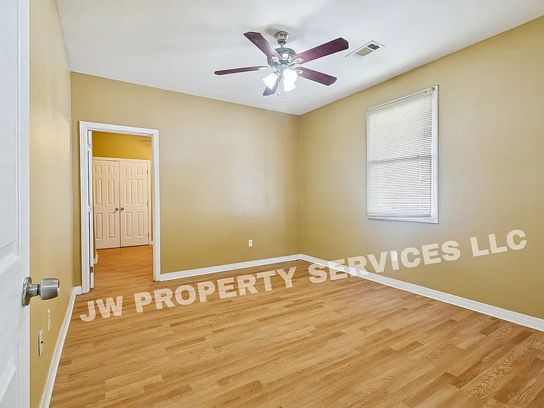 2522-24 N Tonti St — Photo 9