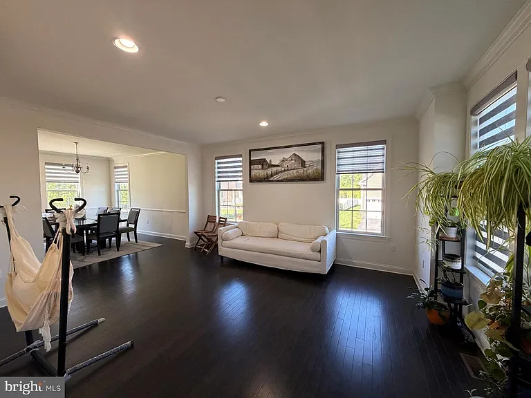 47 Thomas Dr — Photo 4