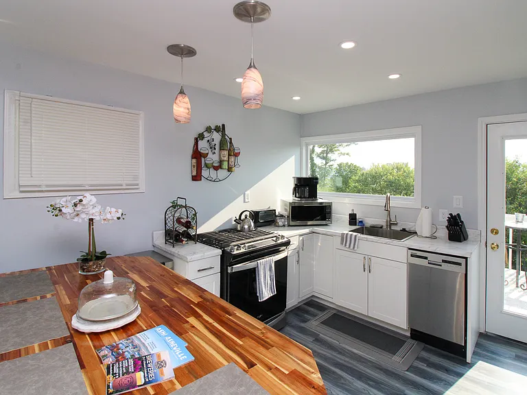 545 College St — Photo 2