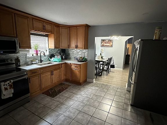 4th image of 6042 S May St
