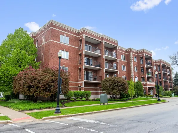 100 N Gary Ave APT 210, Wheaton, IL 60187