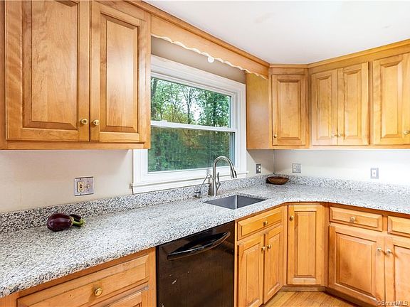 4th image of 126 Hartland Blvd