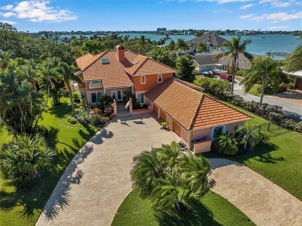 2330 KINGS POINT DR, LARGO, FL 33774